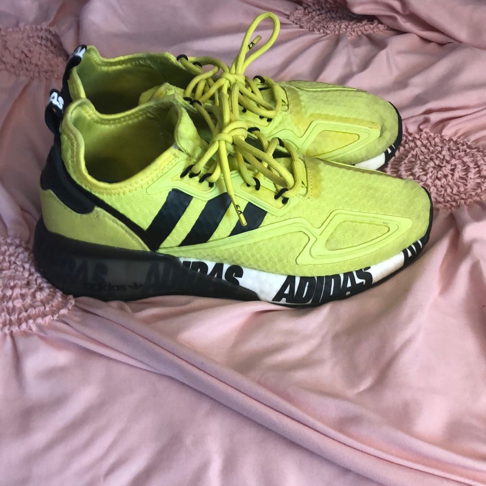 Womens size 8 actually youth size 6 adidas sneaker